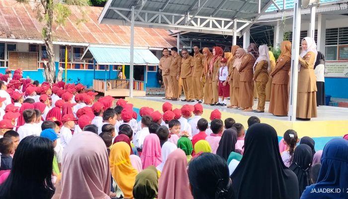 Siswa SDN Maahas Antusias Masuk Sekolah di Hari Pertama, Emak-emak Setia Mendampingi 