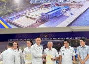 Menko Infrastruktur Serahkan 27 Sertifikat Tanah kepada Bupati Balut, Termasuk Aset Jalan dan Bandara