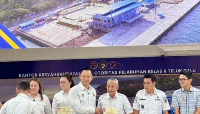 Menko Infrastruktur Serahkan 27 Sertifikat Tanah kepada Bupati Balut, Termasuk Aset Jalan dan Bandara
