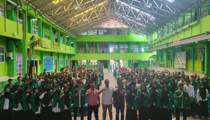 Terima Atribut KKN-MB, Besok Ratusan Mahasiswa Unismuh Luwuk Diberangkatkan ke Bangkep 