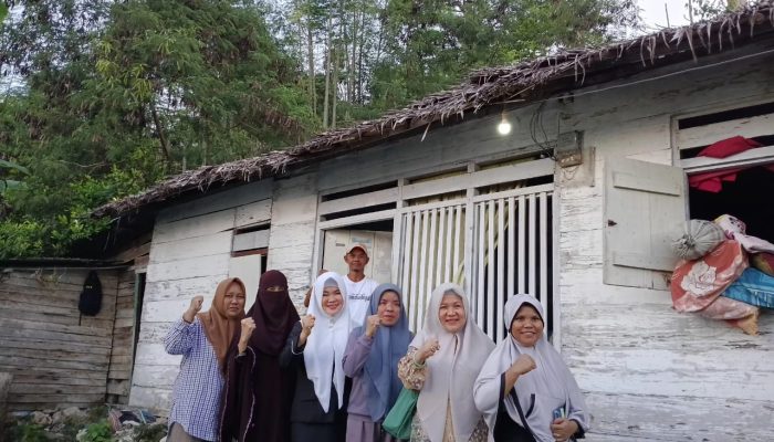Waket I DPRD Wardani dan Ketua DPC Gerindra Banggai Bantu Renovasi Rumah Warga Tak Layak Huni di Luwuk