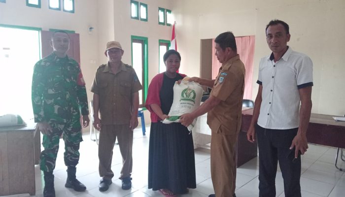 Pemdes Tompudau Salurkan Bantuan Beras Ketahanan Pangan, 30 KK Terima 10 Kg Per KK