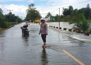Banjir Genangi Ruas Jalan Makapa Toili Barat Banggai, Polisi Imbau Warga Waspada