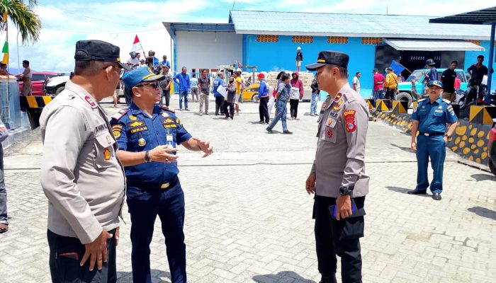 Dikawal Polisi, Puluhan Buruh TKBM Teluk Dolango Bunta Gelar Unjuk Rasa