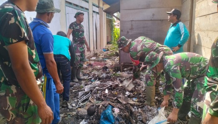 Koramil 1308-14/Toili & Pemdes Mekar Kencana Gelar Karya Bakti Bersihkan Pasar Sambut HUT ke-80 RI