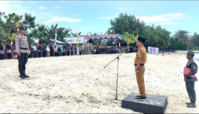 Semangat Kemerdekaan, Warga Bakalan Gelar Upacara HUT ke-80 RI di Pinggir Pantai
