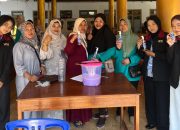 Kreatif dan Bermanfaat, Mahasiswa UMM Ajak Warga Desa Kedungbanteng Buat Sabun Cuci Piring