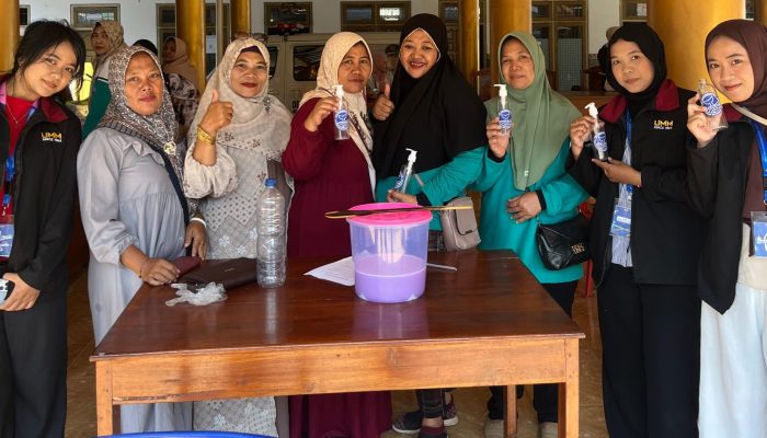 Kreatif dan Bermanfaat, Mahasiswa UMM Ajak Warga Desa Kedungbanteng Buat Sabun Cuci Piring