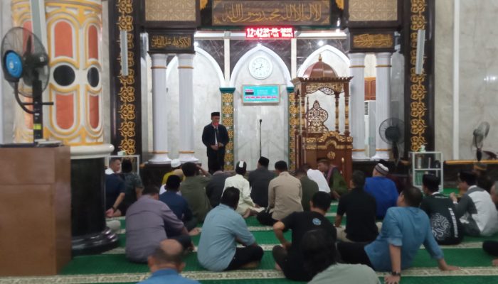 Gubernur Sulteng Shalat Dzuhur di Masjid Agung Luwuk, Sapa dan Dengar Aspirasi Masyarakat