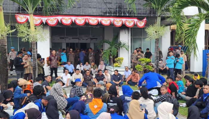 Mahasiswa Kepung Kantor DPRD Banggai, Ketua Saripudin Tjatjo Cs Dihadang Kritik Pedas