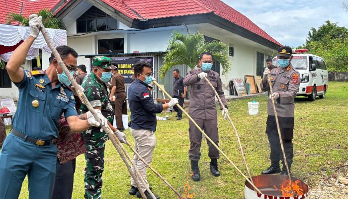 Kejari Banggai Laut Musnahkan Barang Bukti dari 14 Perkara Pidana