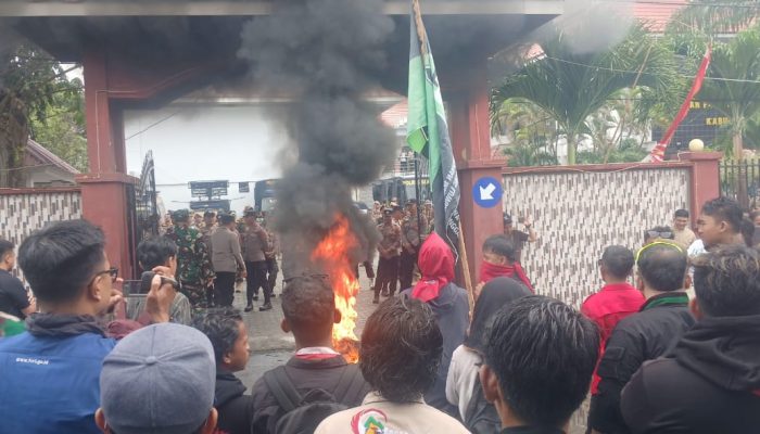 Ratusan Massa Geruduk DPRD Banggai, Desak Pengesahan RUU Perampasan Aset Hingga Copot Kapolri 