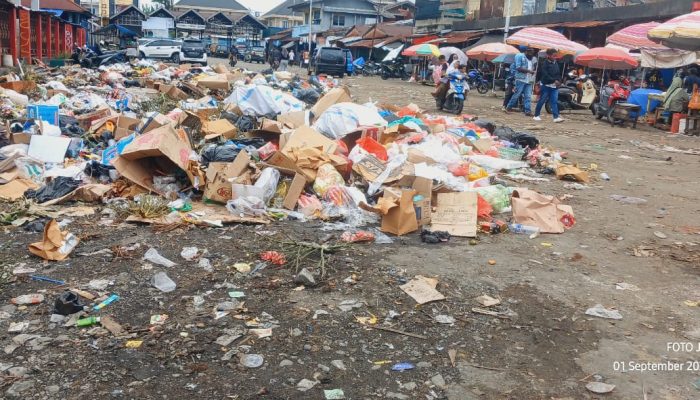 Tumpukan Sampah Cemari Pasar Oyehe, Nabire: Perda Larangan Buang Sampah Dinilai Tak Efektif