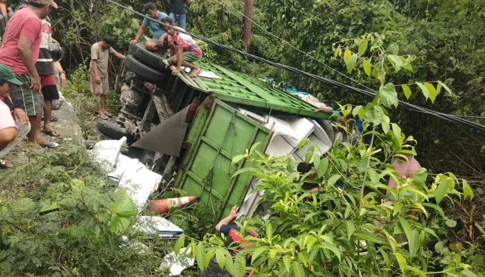 Tak Mampu Menanjak, Truk Terguling di Nuhon, Sopir Dilarikan ke Rumah Sakit 