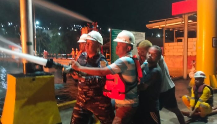 Prajurit Posal Luwuk Sigap Padamkan Kebakaran Kapal KM. Maryam Indah, 1 ABK Tewas