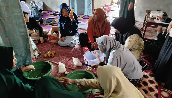 Didanai DPPM Kemdiktisaintek, Unismuh Luwuk Sukses Gelar PKM di Desa Mamping Balantak, Dorong Pemberdayaan Perempuan Lewat Olahan Buah Pala
