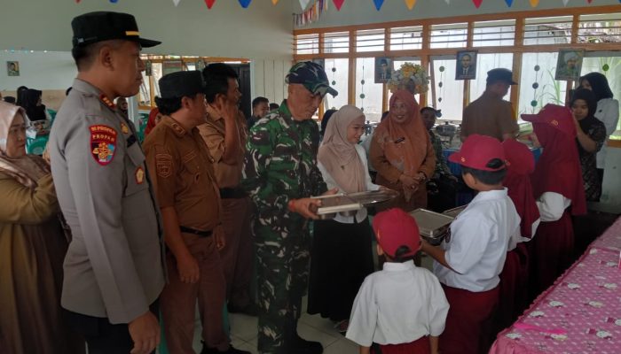 Kapolsek Kintom Pastikan Distribusi 1.508 Paket Makan Bergizi Gratis Berjalan Lancar