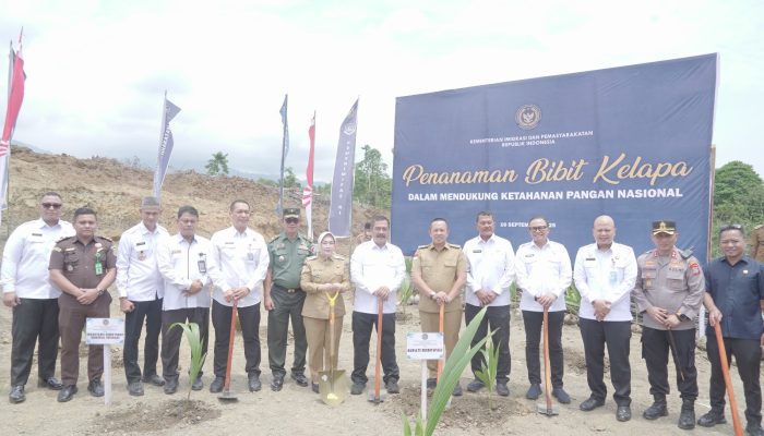 Penanaman 200 Pohon Kelapa Warnai Peletakan Batu Pertama Kantor Imigrasi Kelas I TPI Morowali