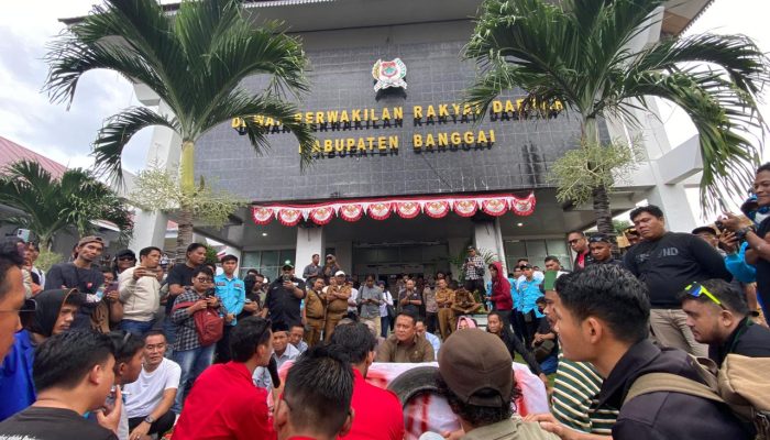 Aliansi Mahasiswa dan Rakyat Ancam Laporkan 35 Aleg DPRD Banggai ke Pimpinan Pusat Partai