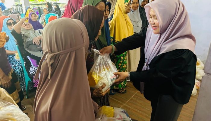 CEO PT KLS, Sulianti Murad Silaturahmi dan Bagikan Sembako ke Warga Masama