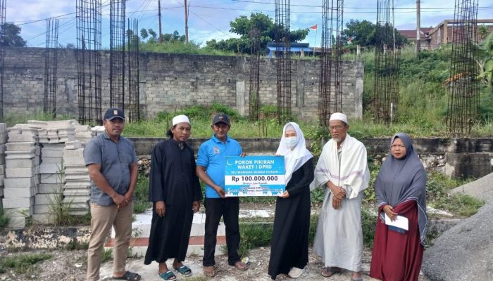 Waket I DPRD Banggai Serahkan Bantuan Rp100 Juta untuk Pembangunan Masjid Ar-Rahman di Kayutanyo