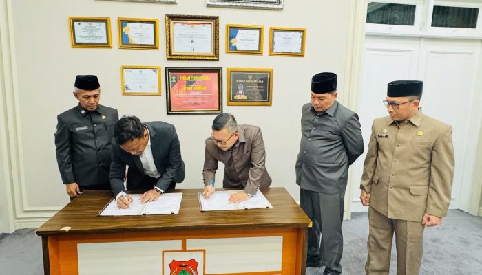 Pemkab Banggai dan PLN Luwuk Tandatangani Kerja Sama Pemungutan PBJT dan Pengelolaan PJU