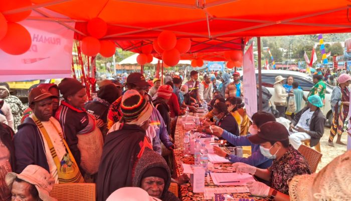 Dinkes dan KPA Paniai Gelar Pemeriksaan Kesehatan Gratis di HUT Kabupaten Paniai ke-29