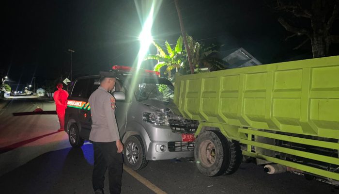 Mobil Ambulans Tabrak Truk Parkir di Solan Kintom, Polisi Evakuasi Pasien Rujukan
