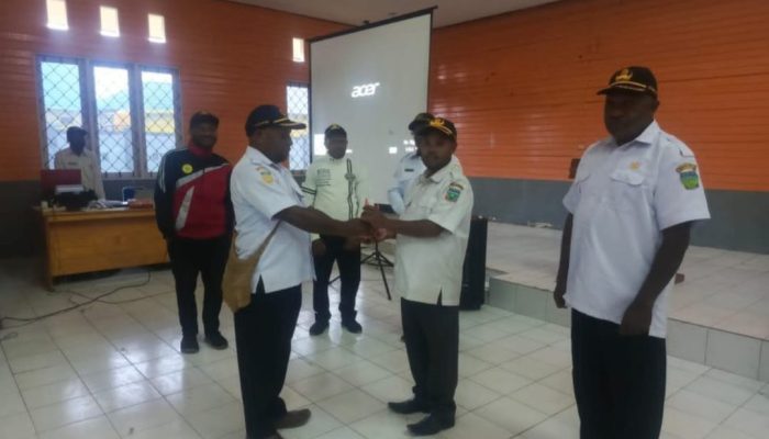 Deiyai Kini Miliki Pusat Kesehatan Hewan, Kadis Pertanian Serahkan Vaksin ke Bidang Peternakan