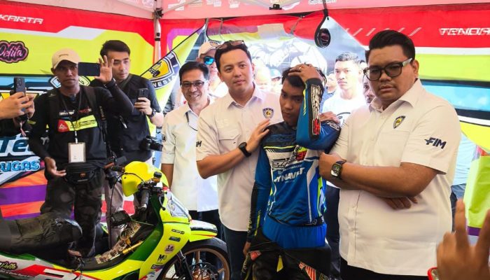 Ketua IMI Pusat Moreno Soeprapto Kunjungi Paddock BSL Rajawali Squad di SCR Round 3 Palu
