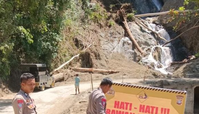 Polsek Bunta Imbau Pengendara, Waspadai Jalan Ini Rawan Longsor!