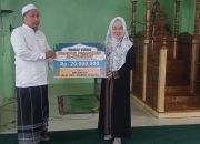 Wardani Murad Salurkan Zakat untuk Santri dan Wakaf Tunai untuk Pembangunan Ponpes Alkhairaat Luwuk