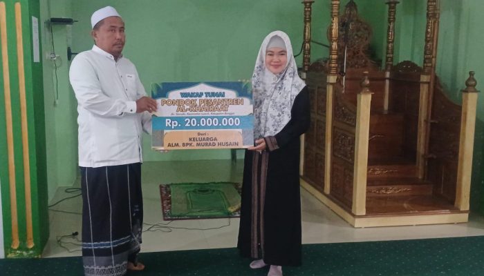 Wardani Murad Salurkan Zakat untuk Santri dan Wakaf Tunai untuk Pembangunan Ponpes Alkhairaat Luwuk