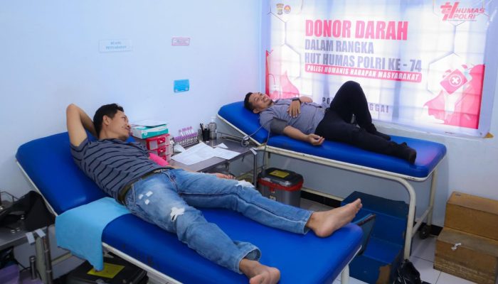 Polres Banggai bersama Wartawan Ikut Donor Darah Sambut HUT ke-74 Humas Polri