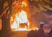 Mobil Pick Up Terbakar Hebat di Depan Depot Pertamina Luwuk