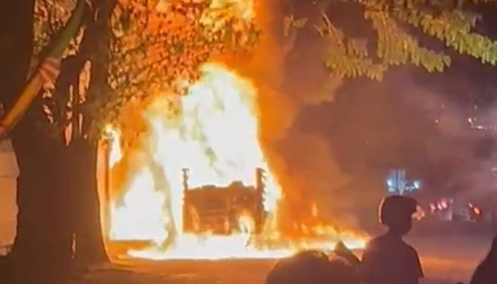 Mobil Pick Up Terbakar Hebat di Depan Depot Pertamina Luwuk