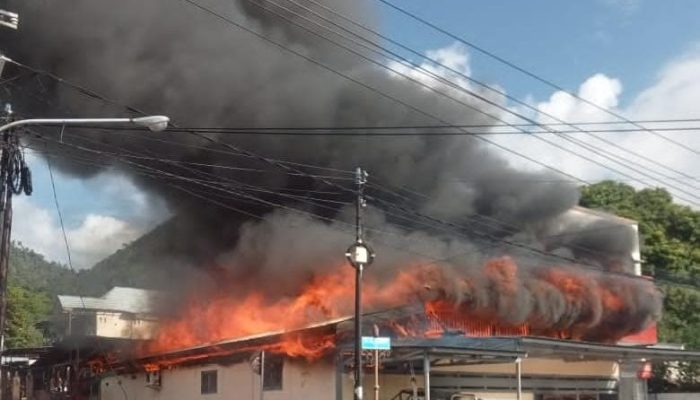 Kebakaran Hebat Landa Rumah Warga di Kelurahan Soho, Samping Alfamidi 