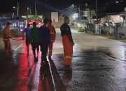 Respon Cepat, Damkar Bangkep Semprot Material Berdebu di Badan Jalan