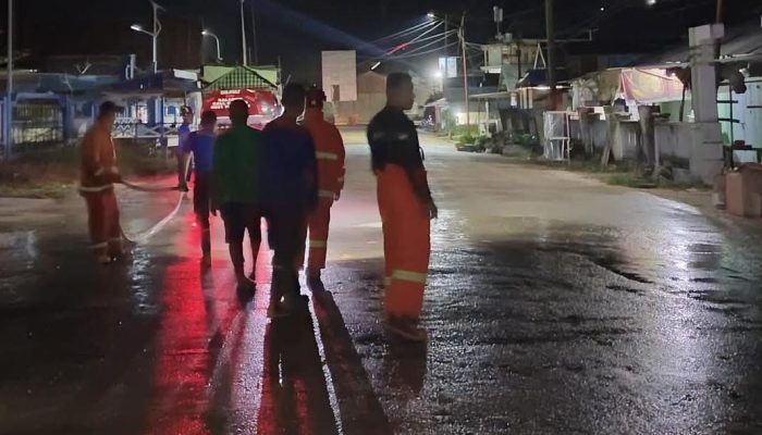 Respon Cepat, Damkar Bangkep Semprot Material Berdebu di Badan Jalan