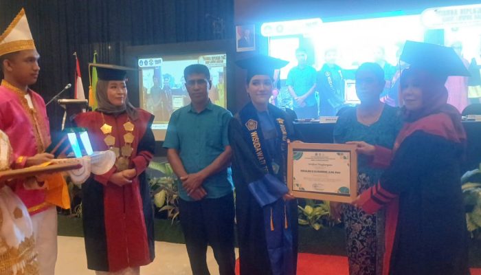 Rosalina dan Melinda Jadi Lulusan Terbaik di Wisuda AMIK Luwuk Banggai 