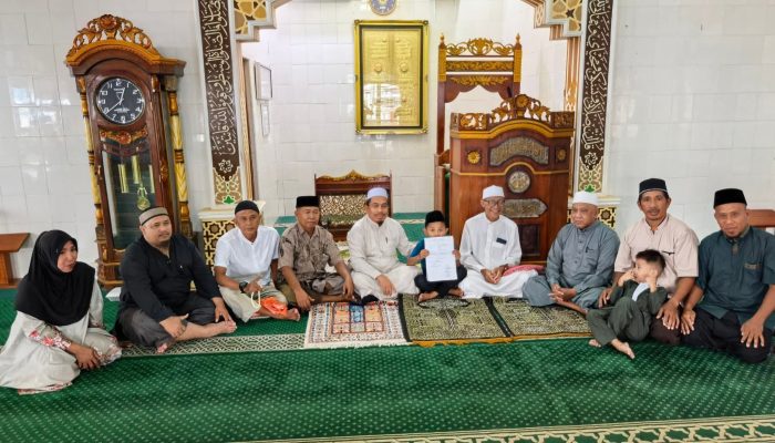 Seorang Anak SD di Luwuk Menyatakan Ikrar Syahadat, Diantar Ibunya ke Masjid Annur Simpong