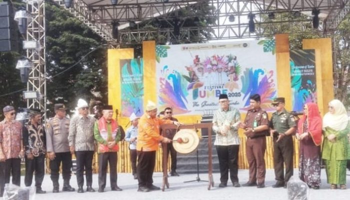 Wabup Balut Ablit H. Ilyas Resmi Membuka Festival Molabot Tumbe 2025