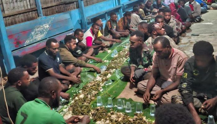 Mahasiswa IPMANAPANDODE Sorong Raya Gelar Makan Bersama untuk Menandai Duka Tiga Malam