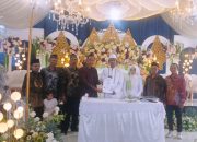 Kades Tirta Sari Serahkan Sertifikat Elsimil di Hari Bahagia Indriani dan Indrawan