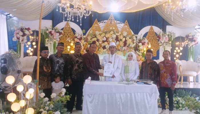 Kades Tirta Sari Serahkan Sertifikat Elsimil di Hari Bahagia Indriani dan Indrawan