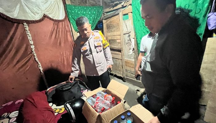 Polisi Sita Puluhan Botol Cap Tikus dari Kios Sembako di Tanjungsari