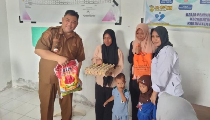 Giliran Nambo, Kadis P2KBP3A Banggai Salurkan Bantuan KRS untuk 16 Penerima Manfaat