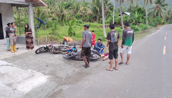 Naas! Dua Sepeda Motor Tabrakan di Nuhon Banggai, 4 Korban Luka dan Dilarikan ke Puskesmas