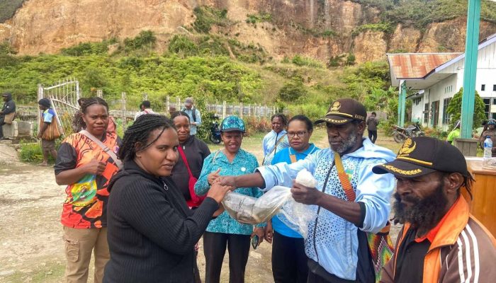 TP-PKK Kabupaten Dogiyai Bekerja Sama dengan Dinas Perikanan Salurkan Bantuan Bibit Ikan Lele