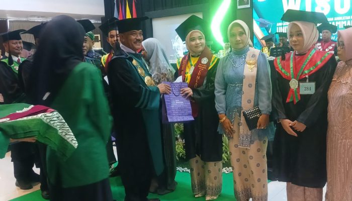 Ini 4 Lulusan Terbaik FEB dan Fakultas Hukum di Wisuda Unismuh Luwuk